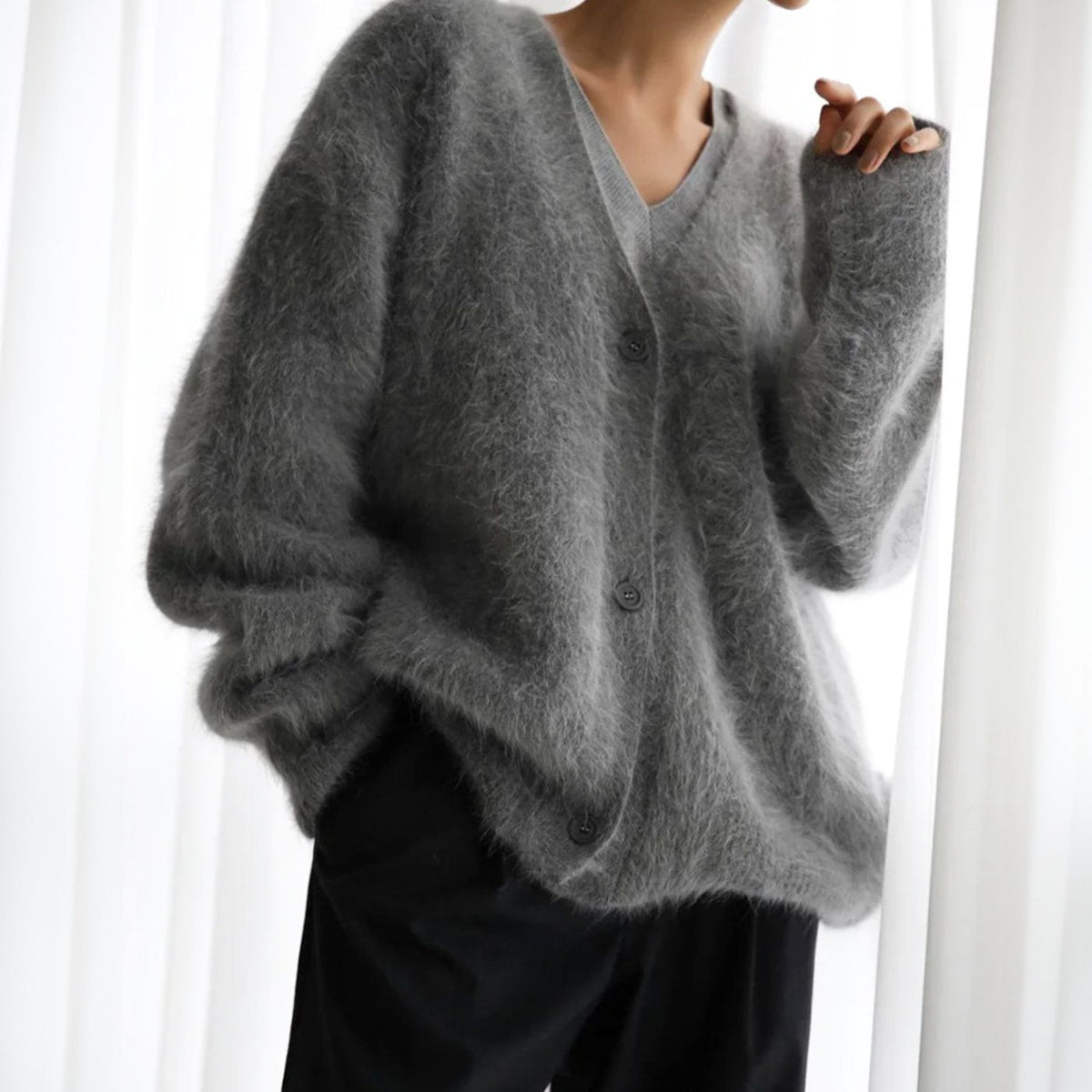 Elfriede | Veste en maille oversized pour femmes avec décolleté en V et boutons