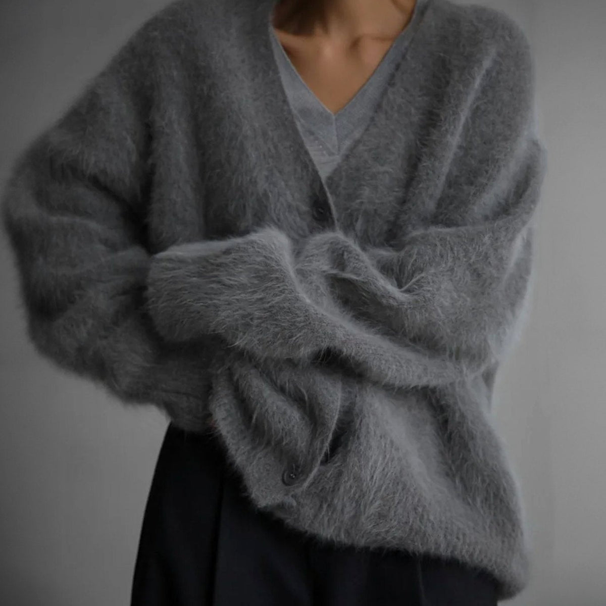 Elfriede | Veste en maille oversized pour femmes avec décolleté en V et boutons