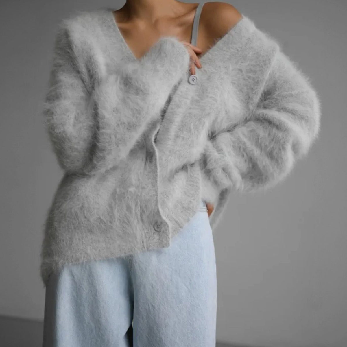 Elfriede | Veste en maille oversized pour femmes avec décolleté en V et boutons