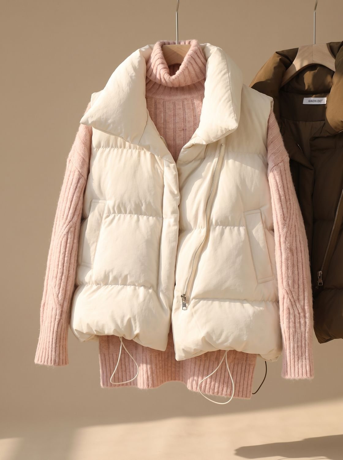 Annika | Gilet matelassé pour femmes avec col châle, fermeture éclair à double sens, coupe boxy