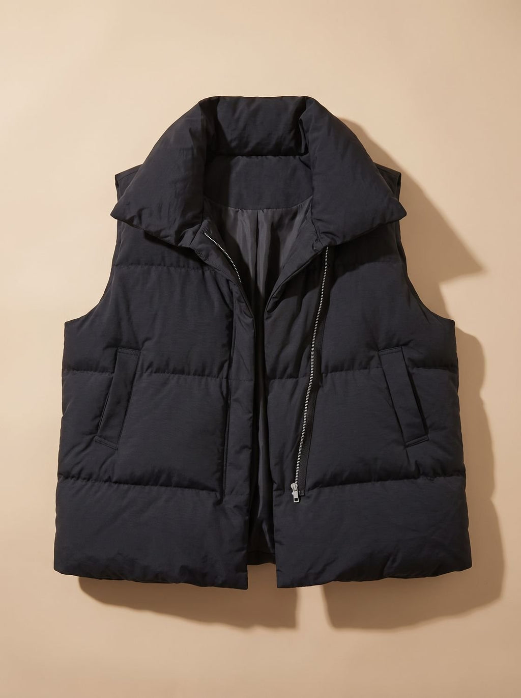 Annika | Gilet matelassé pour femmes avec col châle, fermeture éclair à double sens, coupe boxy