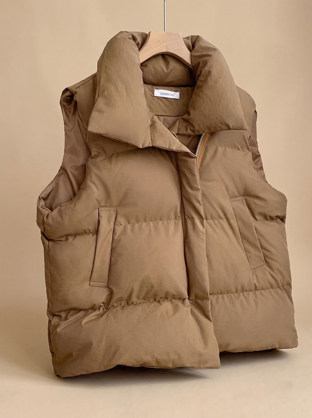 Annika | Gilet matelassé pour femmes avec col châle, fermeture éclair à double sens, coupe boxy