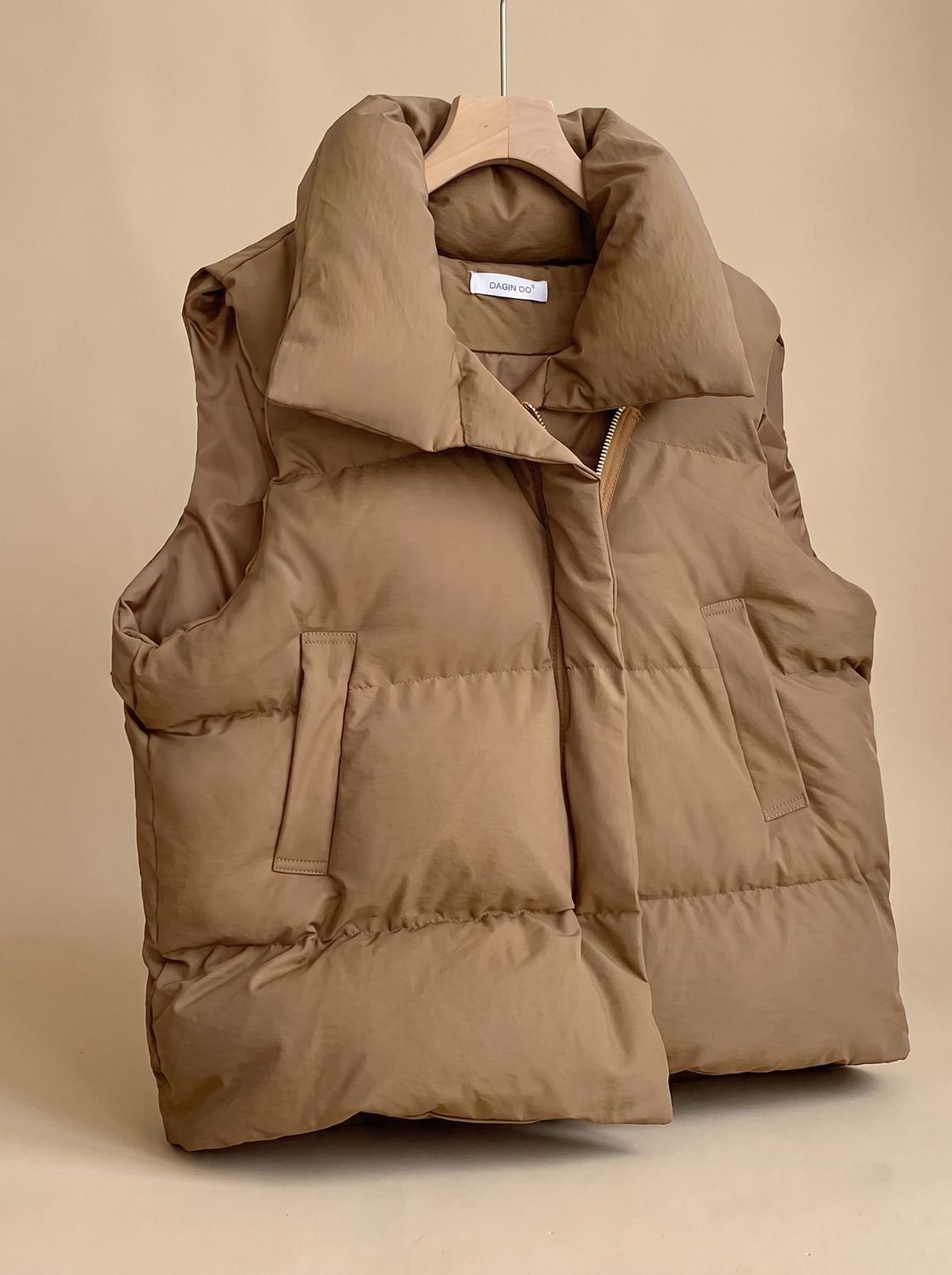 Annika | Gilet matelassé pour femmes avec col châle, fermeture éclair à double sens, coupe boxy