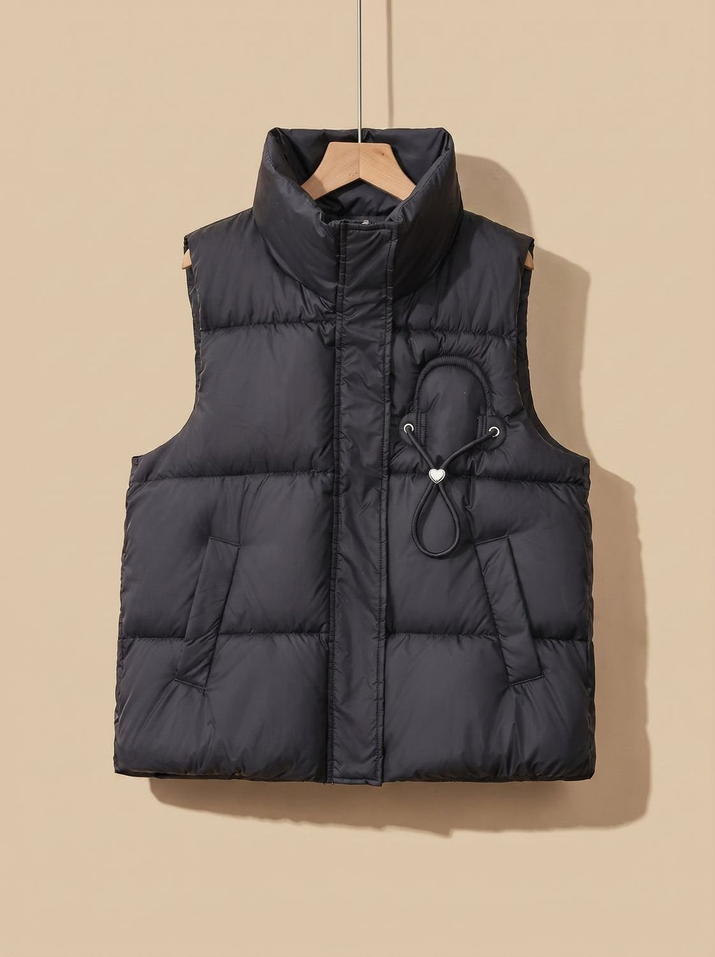 Leonie | Gilet matelassé pour femmes avec col montant et détail en cordon en forme de cœur