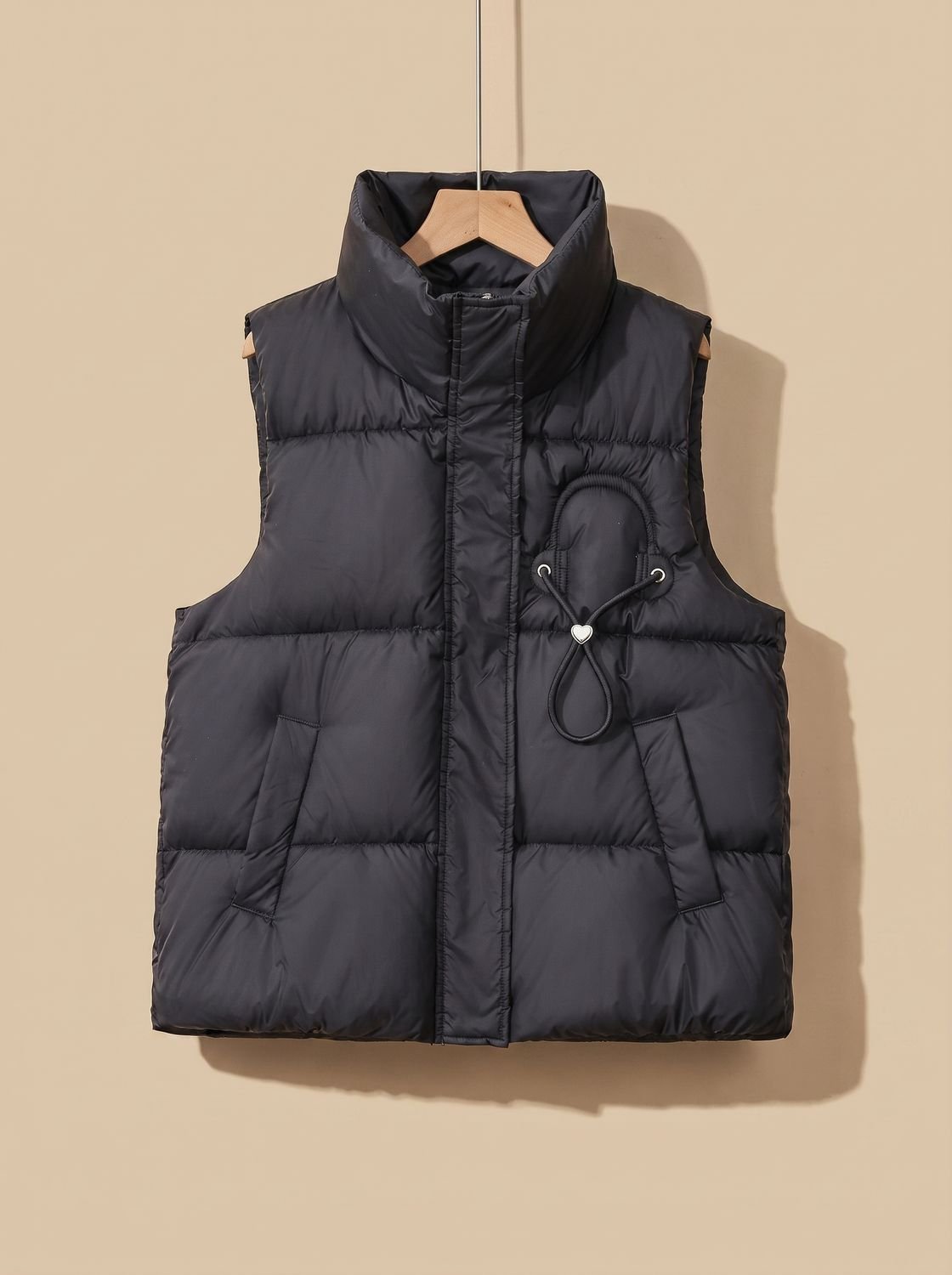 Leonie | Gilet matelassé pour femmes avec col montant et détail en cordon en forme de cœur