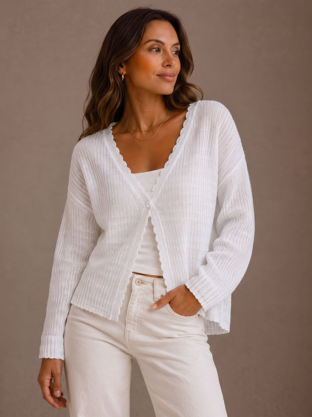 Elisabeth | Cardigan en tricot pour femmes à col en V, à un bouton, bord ondulé