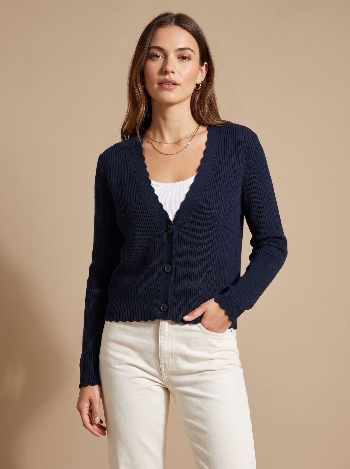 Elisabeth | Cardigan en tricot pour femmes à col en V, à un bouton, bord ondulé
