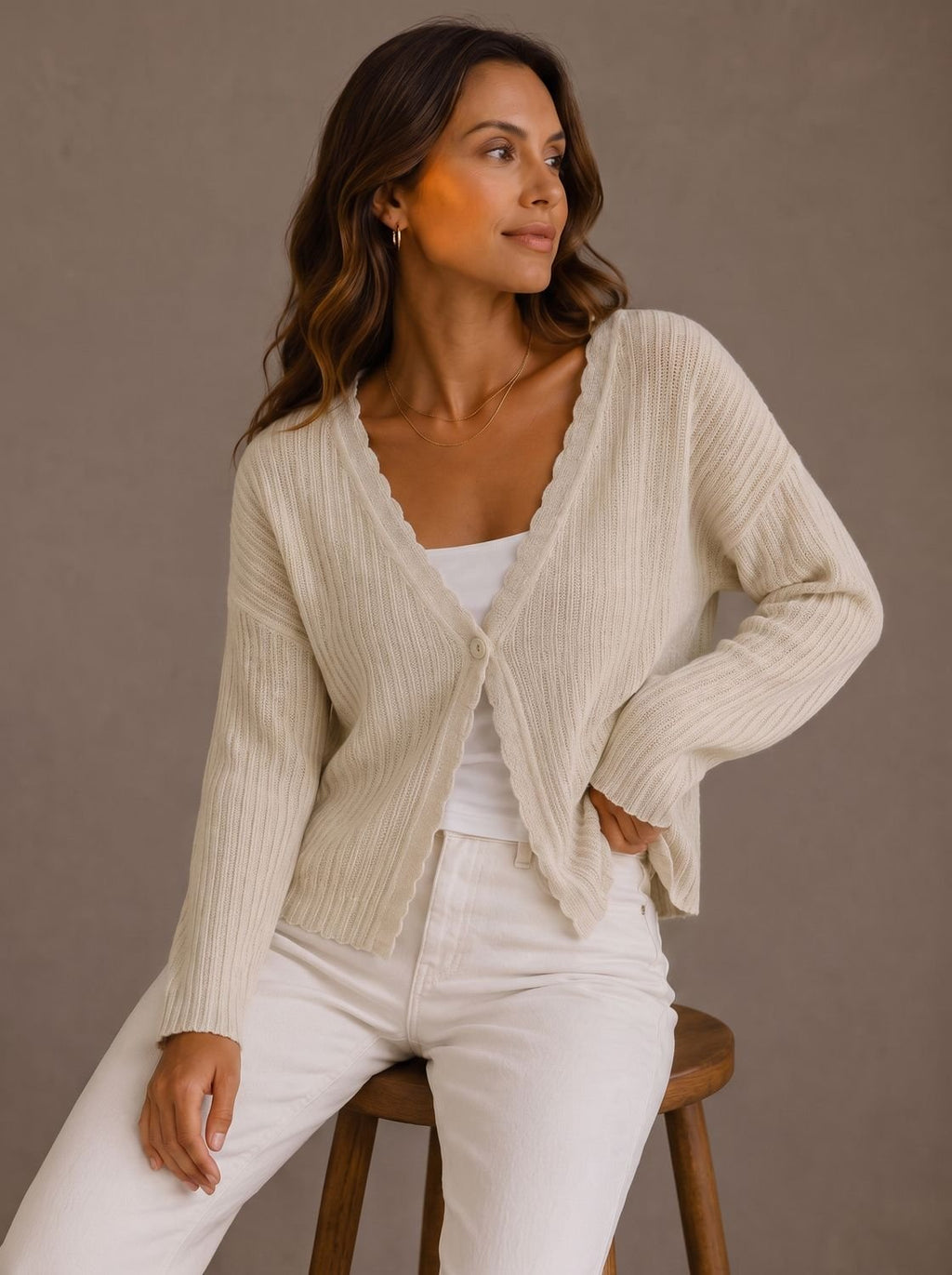 Elisabeth | Cardigan en tricot pour femmes à col en V, à un bouton, bord ondulé