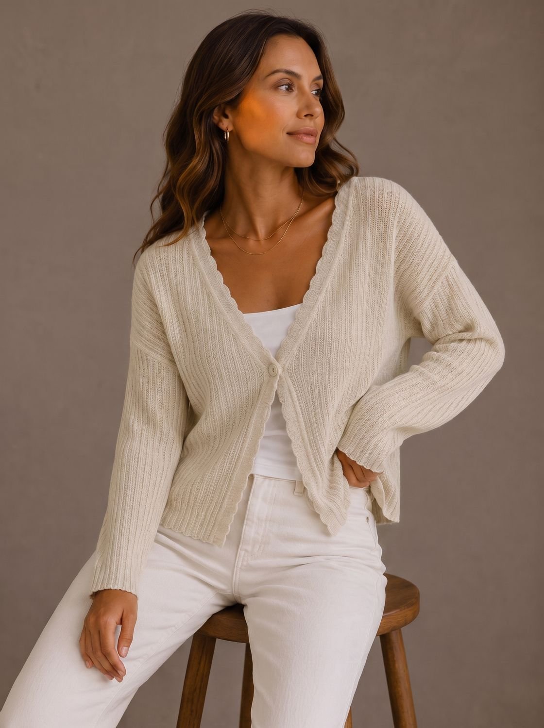 Elisabeth | Cardigan en tricot pour femmes à col en V, à un bouton, bord ondulé