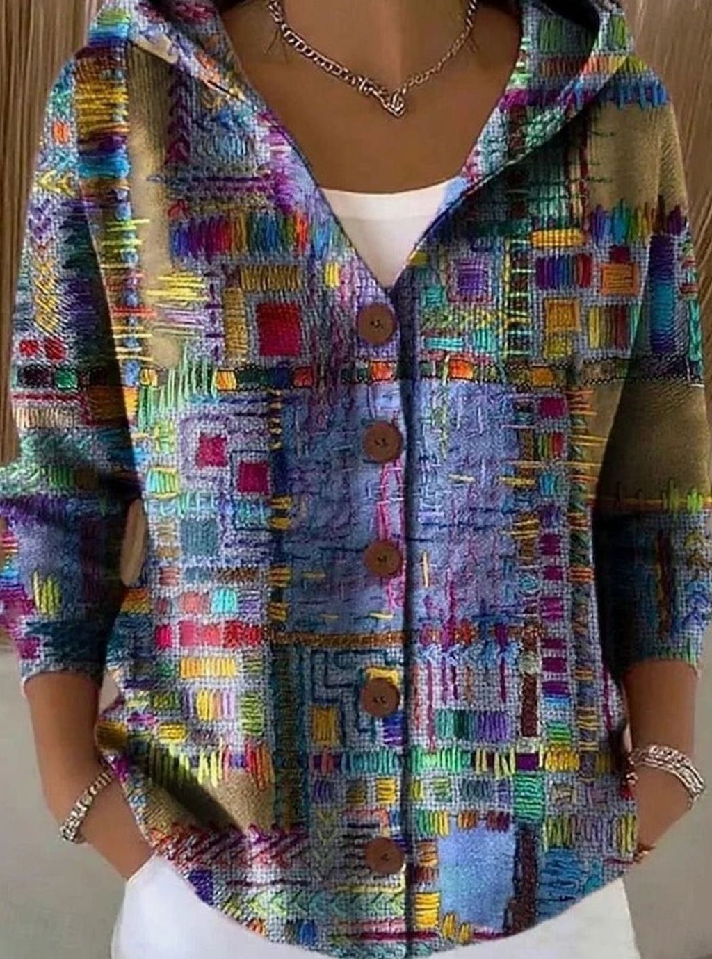 Clara | Veste en tricot pour femmes avec capuche Motif patchwork coloré Boutonnage