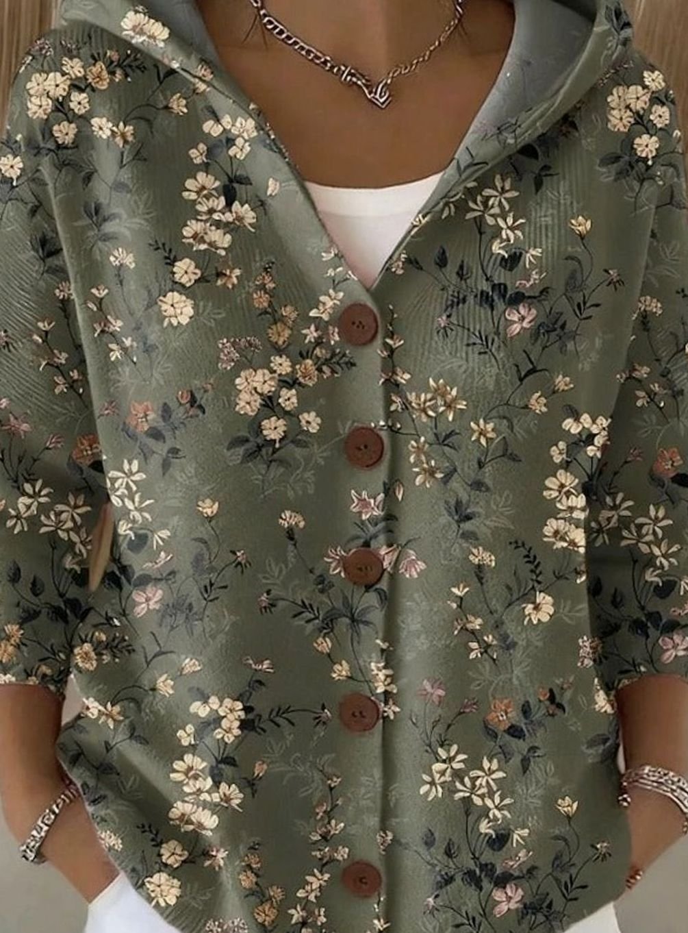 Clara | Veste en tricot pour femmes avec capuche Motif patchwork coloré Boutonnage