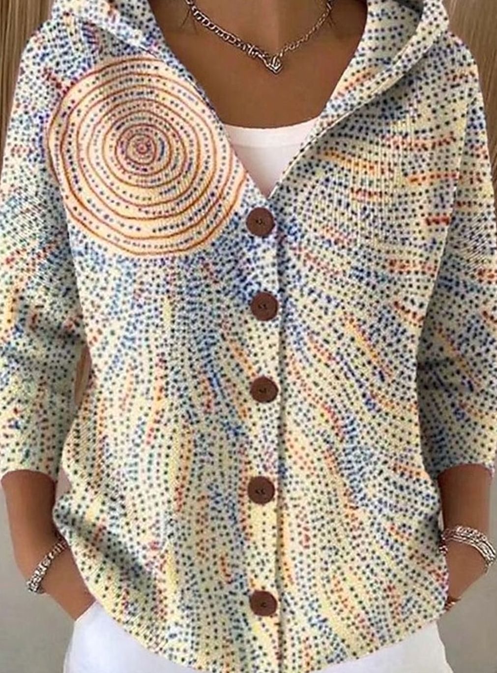 Clara | Veste en tricot pour femmes avec capuche Motif patchwork coloré Boutonnage