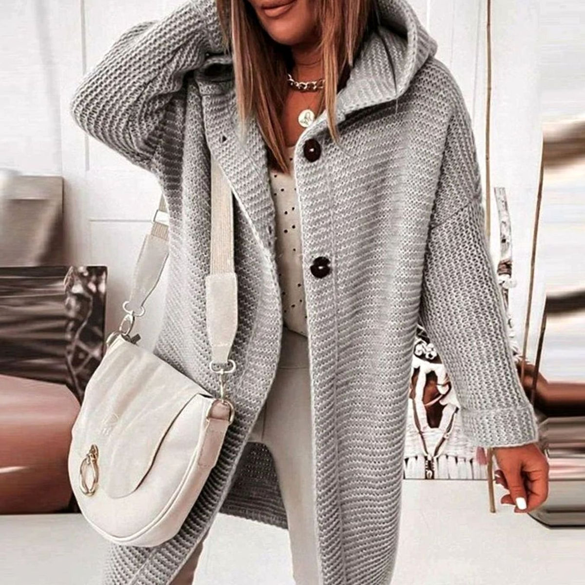 Annika | Veste en tricot pour femmes avec capuche et patte de boutonnage en coupe droite