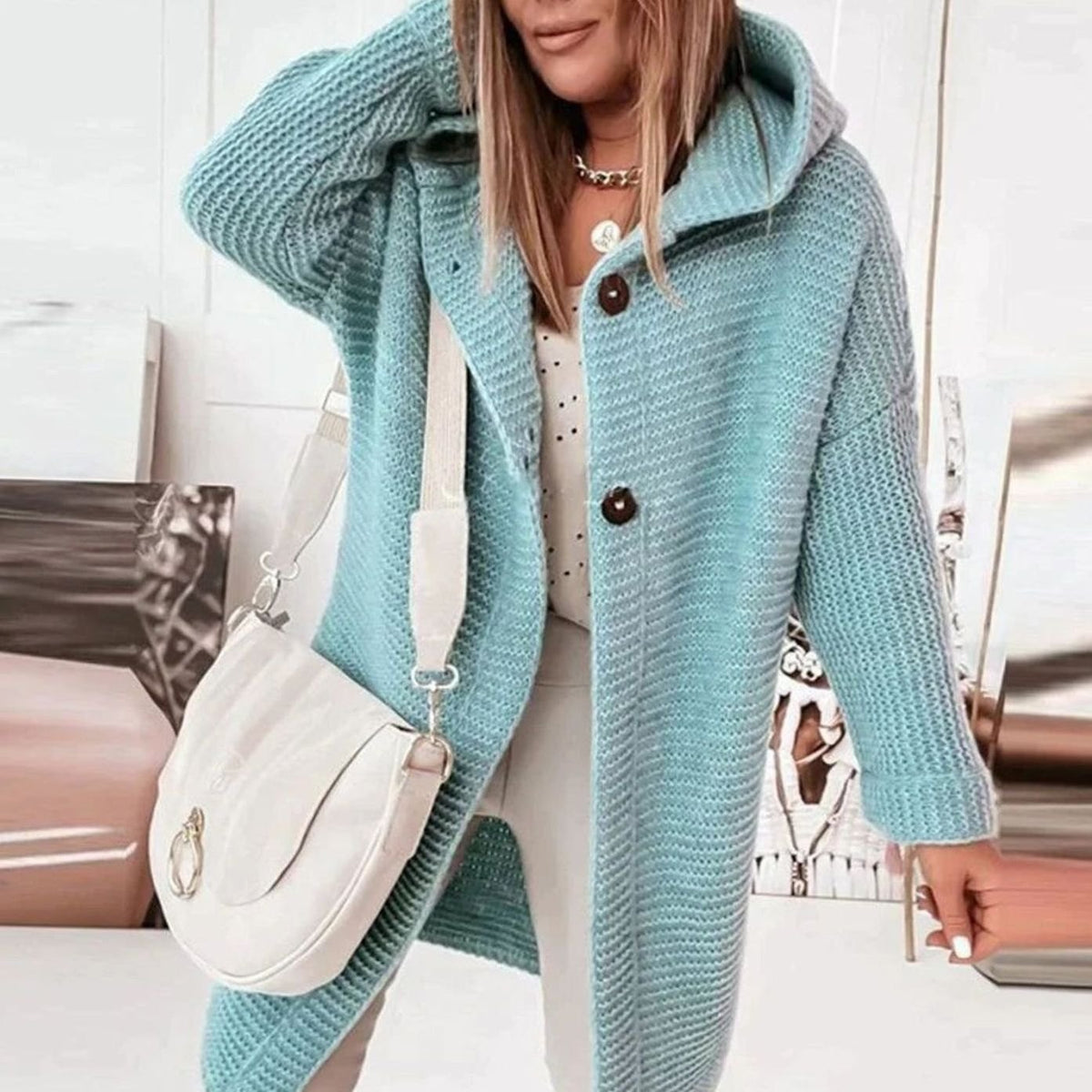 Annika | Veste en tricot pour femmes avec capuche et patte de boutonnage en coupe droite