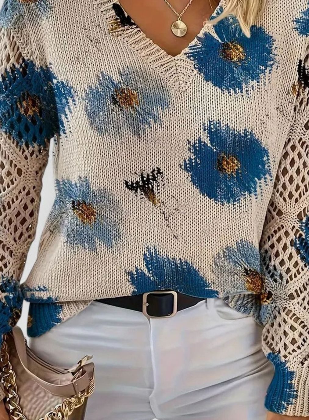 Clara | Pull en tricot pour femmes à motif floral, décolleté en V, manches ajourées