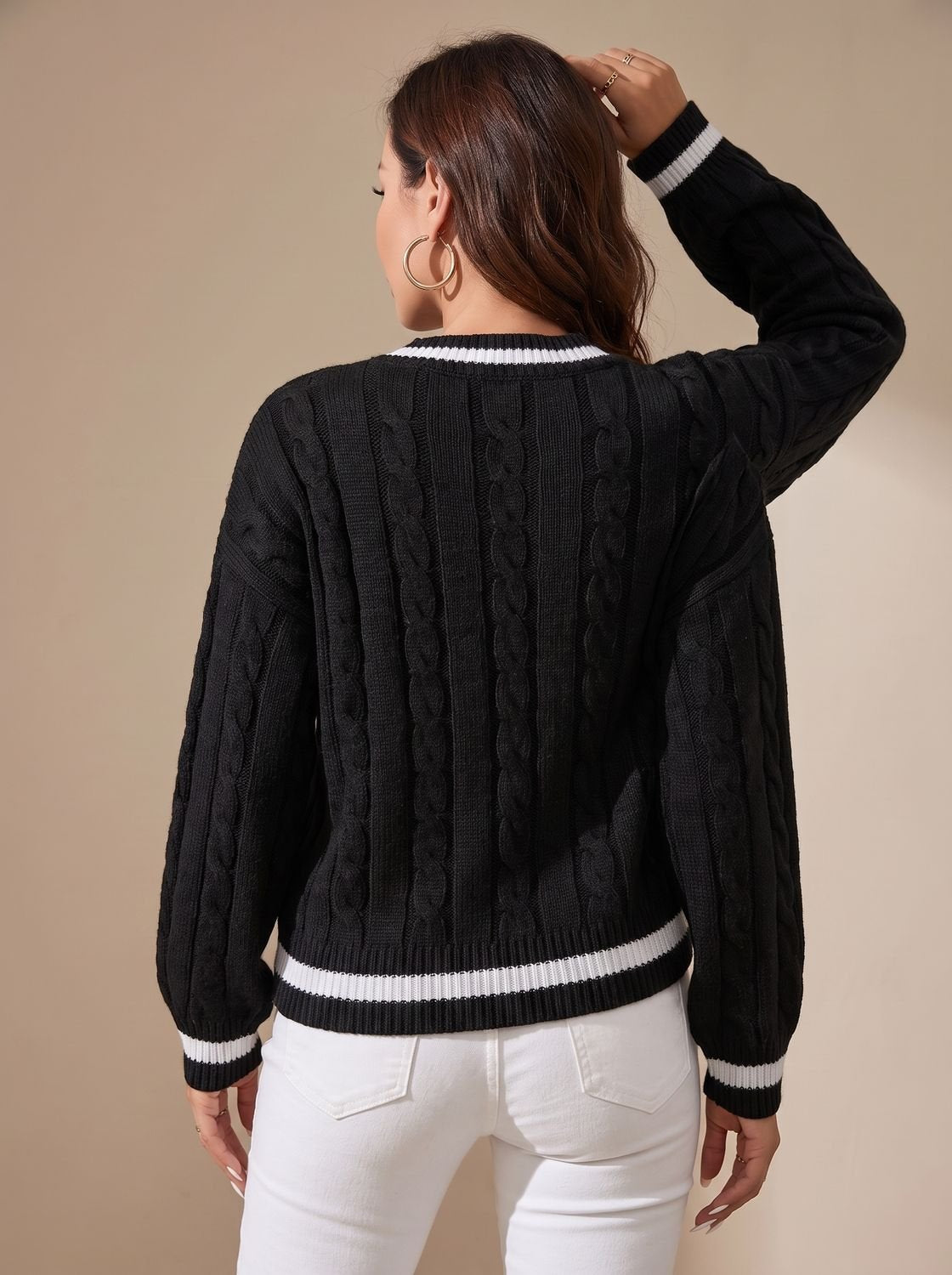 Johanna | Pull en tricot pour femmes avec motif torsadé et col en V à rayures contrastées