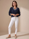Johanna | Pull en tricot pour femmes avec motif torsadé et col en V à rayures contrastées
