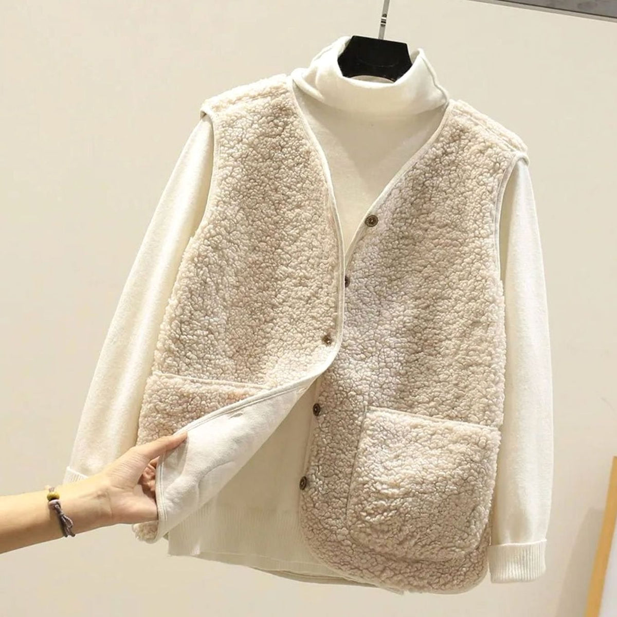 Annika | Gilet en teddy-fleece pour femmes avec décolleté en V et patte de boutonnage
