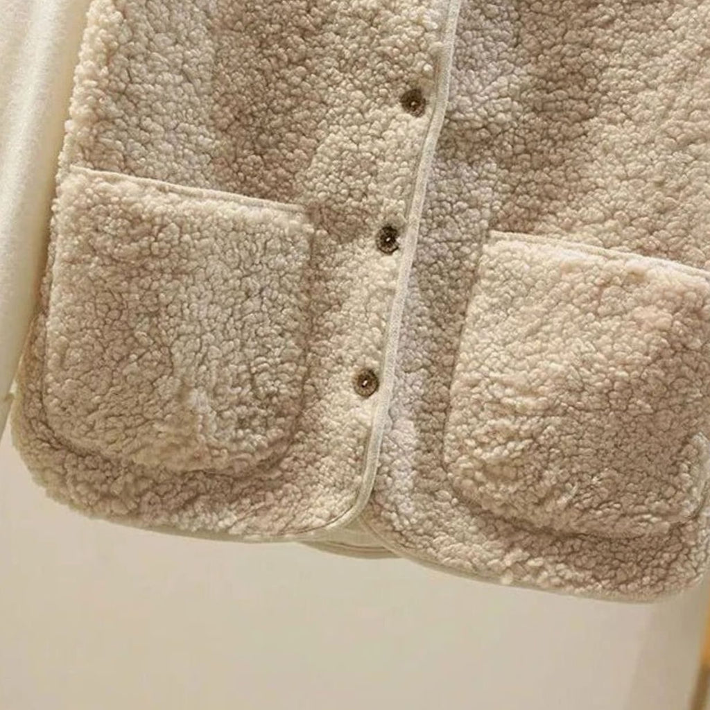 Annika | Gilet en teddy-fleece pour femmes avec décolleté en V et patte de boutonnage
