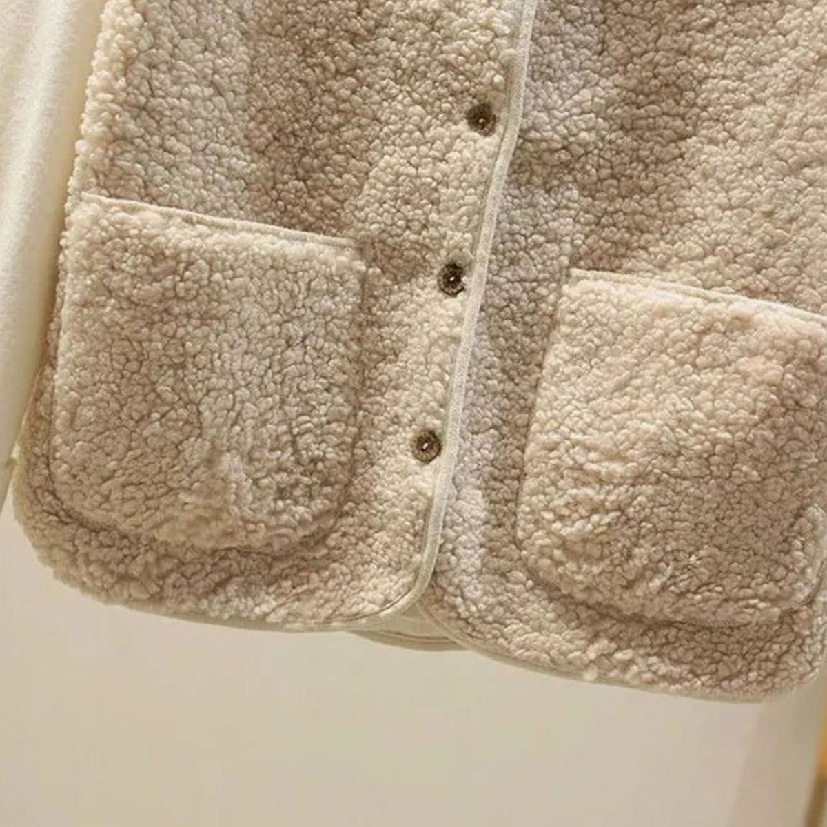 Annika | Gilet en teddy-fleece pour femmes avec décolleté en V et patte de boutonnage