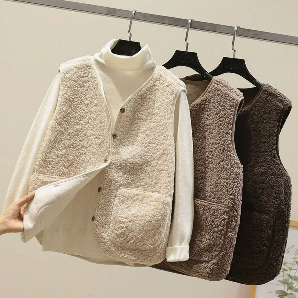 Annika | Gilet en teddy-fleece pour femmes avec décolleté en V et patte de boutonnage