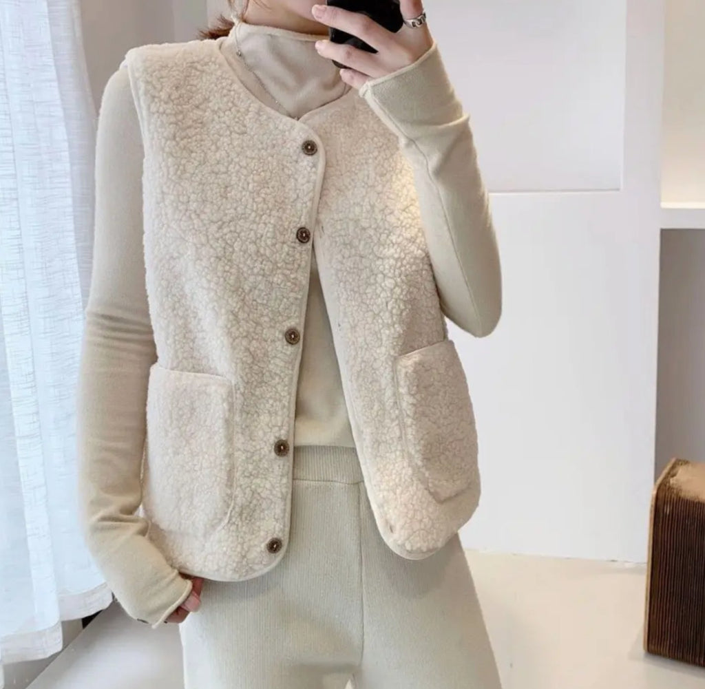 Annika | Gilet en teddy-fleece pour femmes avec décolleté en V et patte de boutonnage