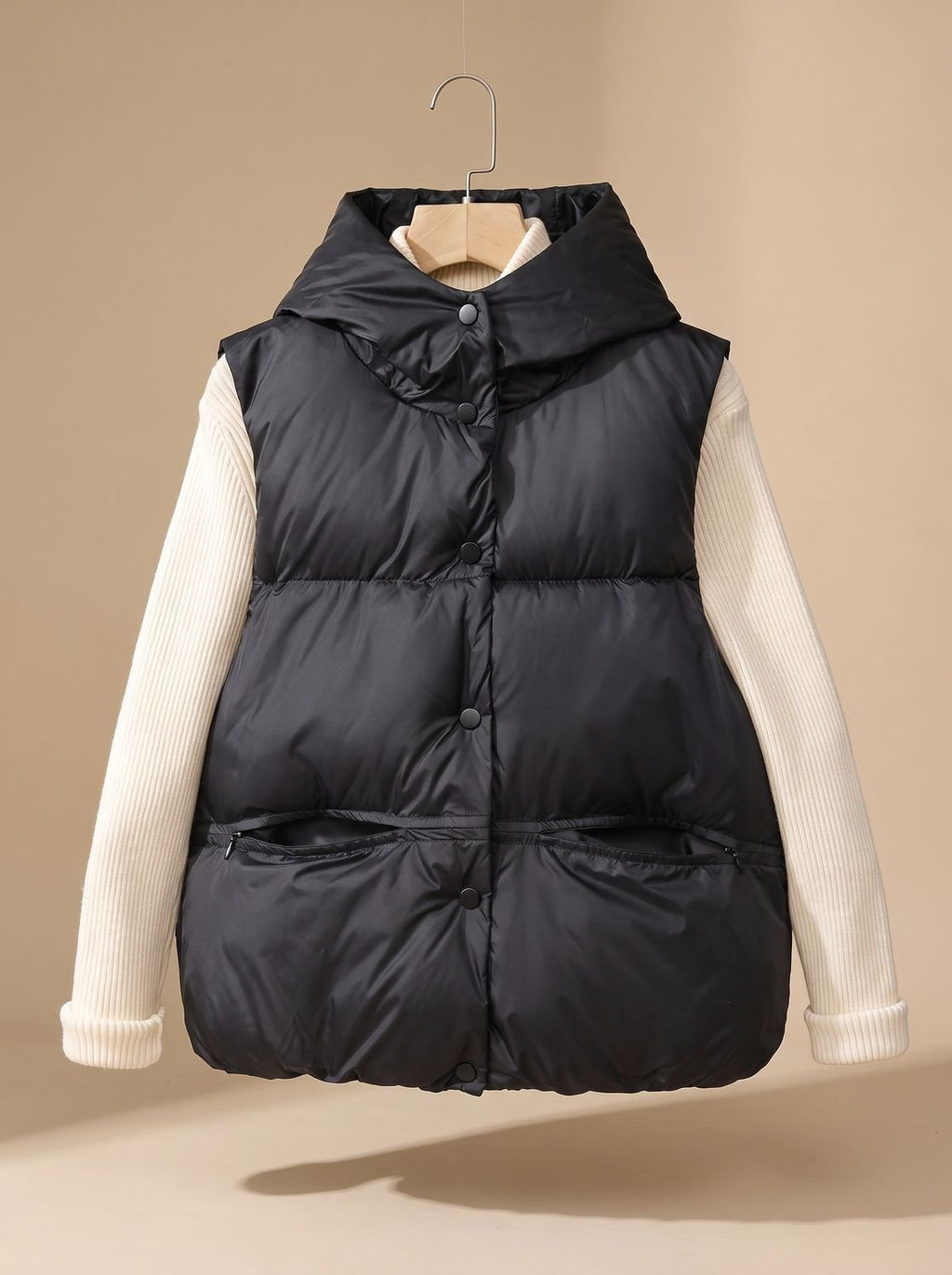 Leonie | Gilet matelassé pour femmes avec capuche, col montant et bouton-pression