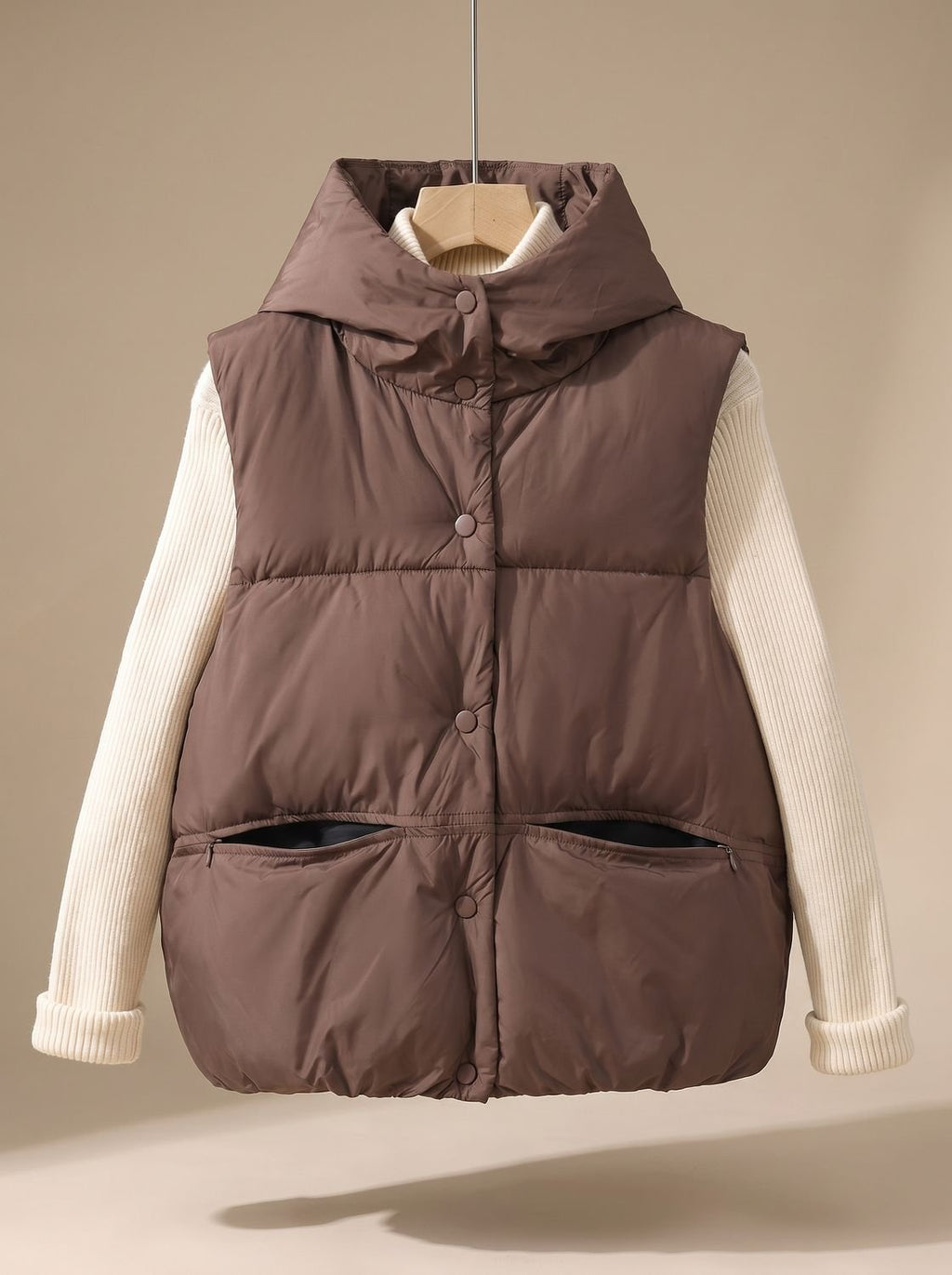 Leonie | Gilet matelassé pour femmes avec capuche, col montant et bouton-pression