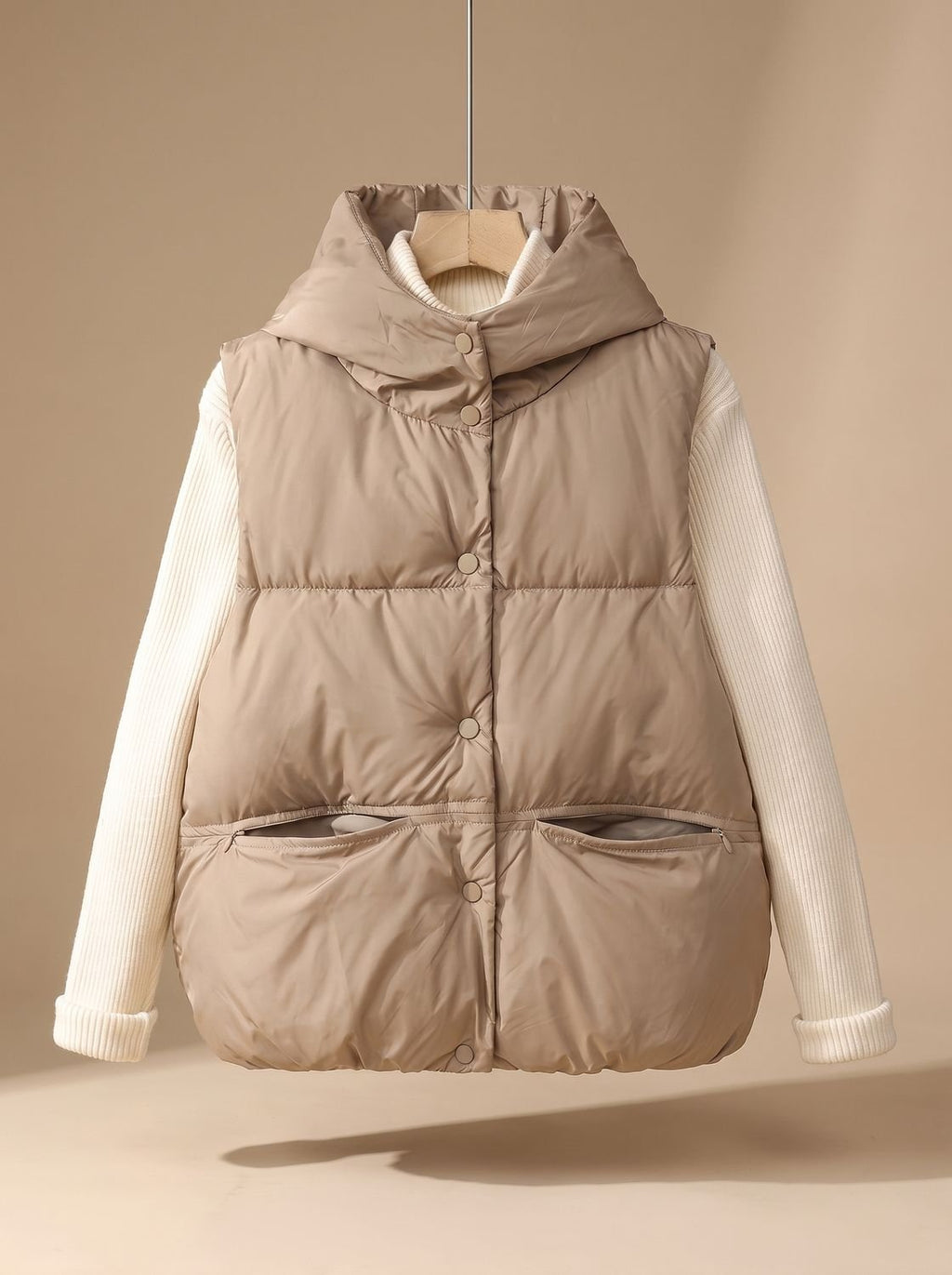 Leonie | Gilet matelassé pour femmes avec capuche et col montant à boutons-pression