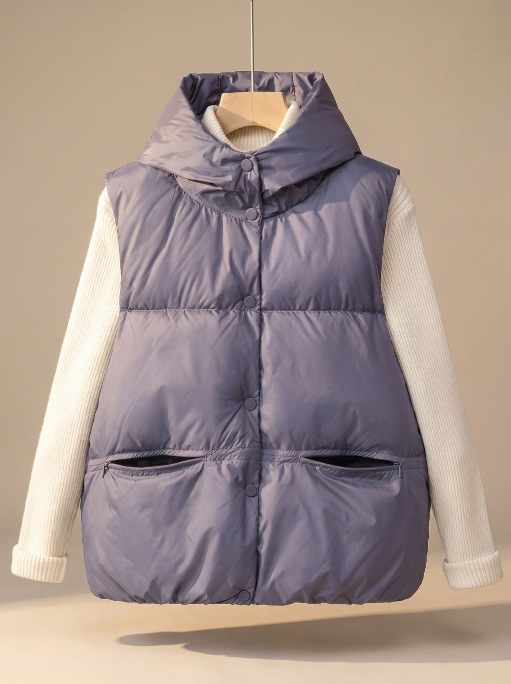 Leonie | Gilet matelassé pour femmes avec capuche et col montant à boutons-pression