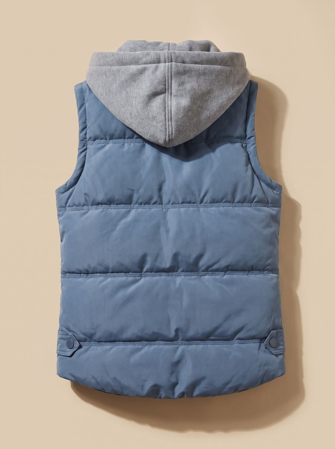 Charlotte | Gilet matelassé pour femmes avec capuche contrastante et patte de boutonnage à pressions