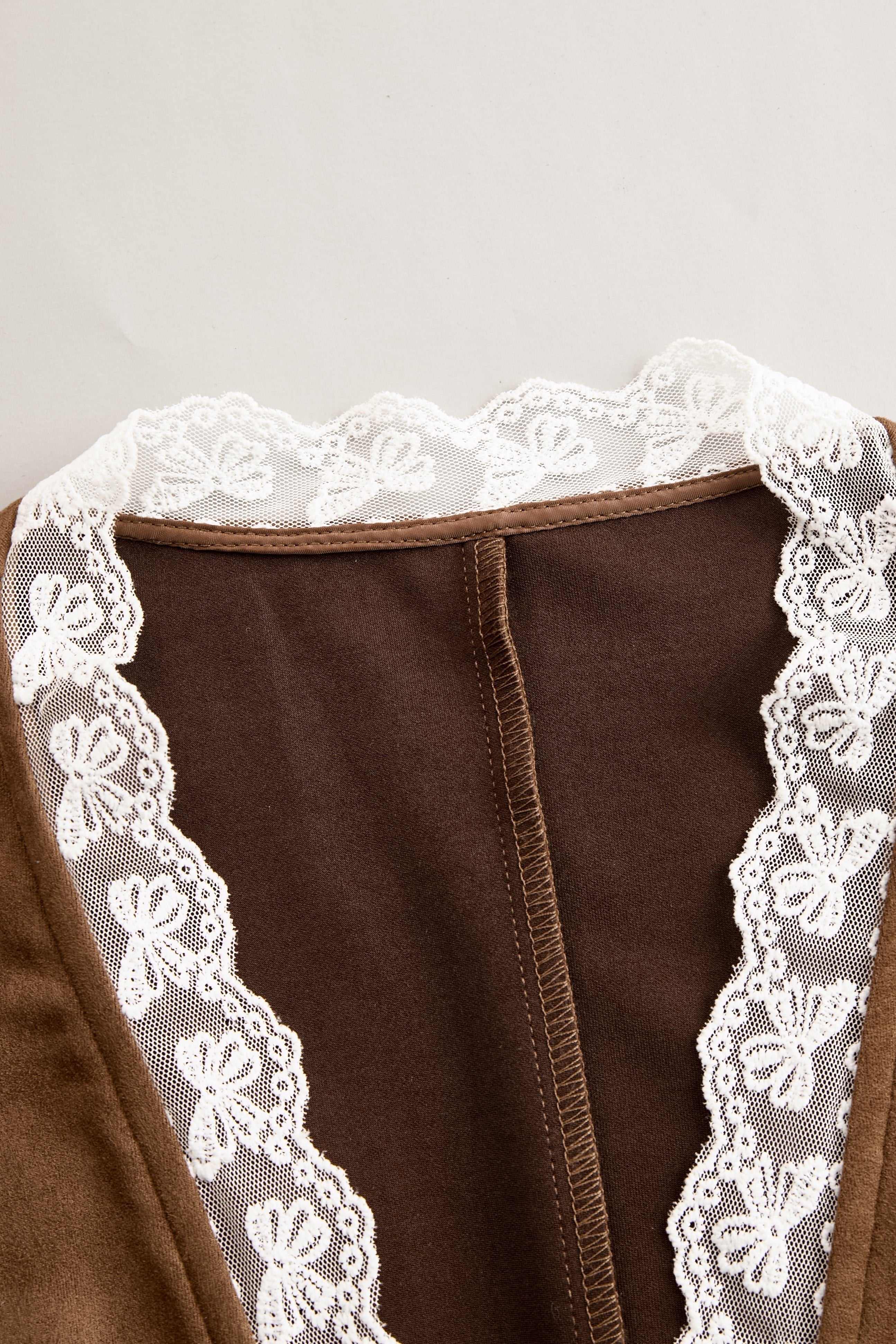 Charlotte | Blouse en dentelle western pour femmes à manches longues cintrée décolleté en V
