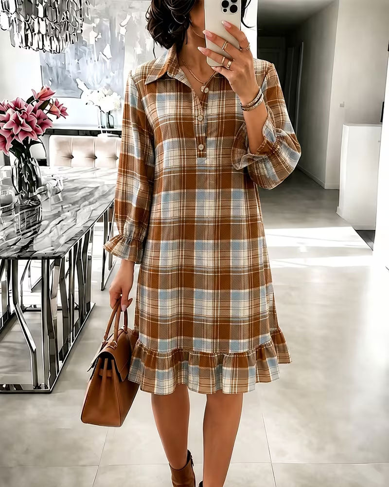 Robe à carreaux avec boutons au col