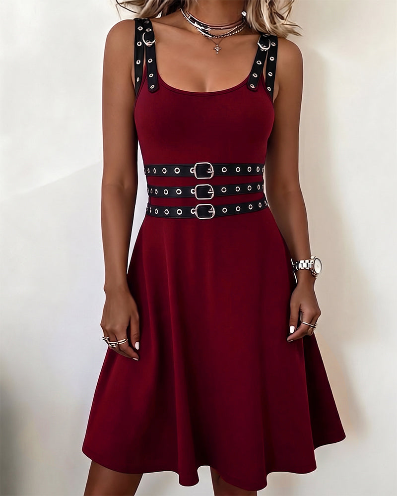 Cirella | Robe sans manches ajustée et évasée avec détails de boucle