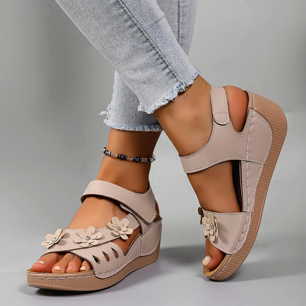 Ambella | Sandales fleuries confortables avec talon compensé
