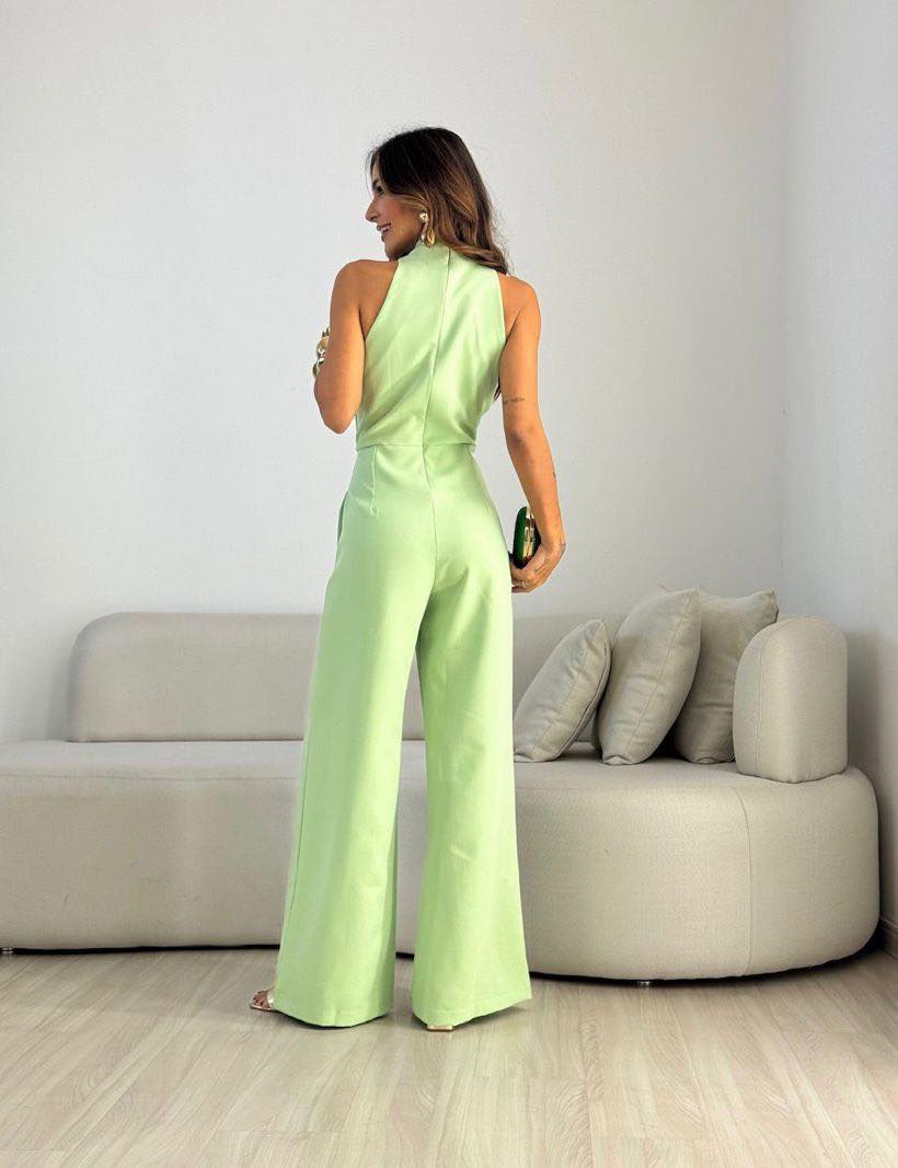 Combinaison femme fluide élégante à taille marquée