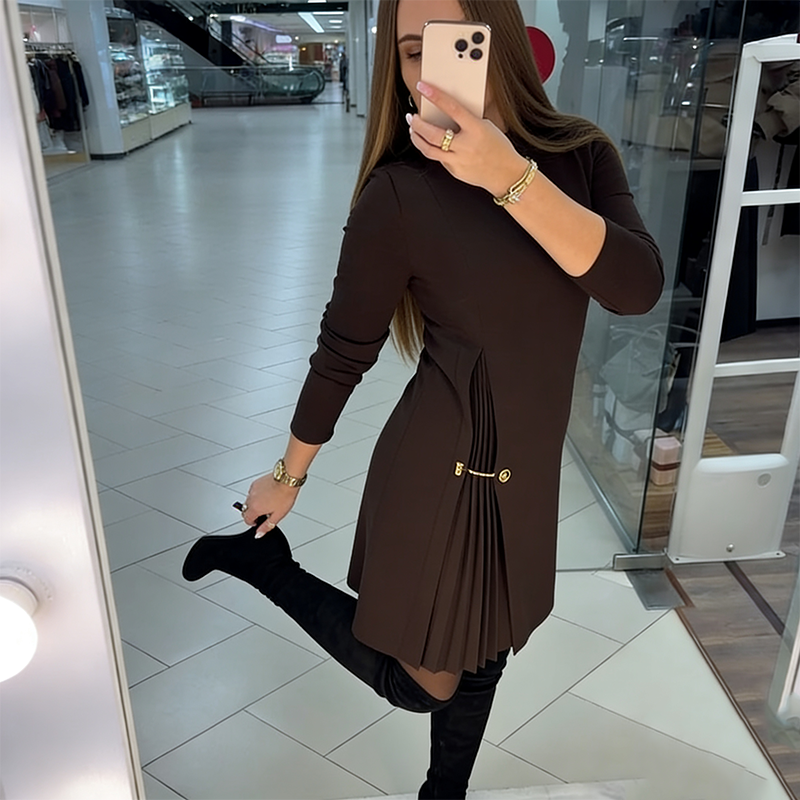 Robe longue stylée avec des détails plissés