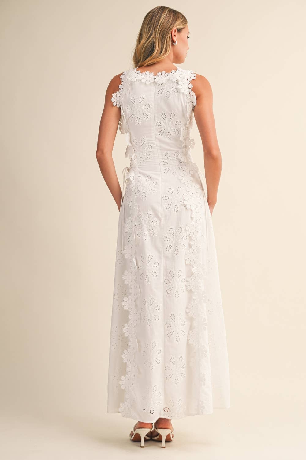 Amelora | Robe maxi en dentelle blanche sans manches