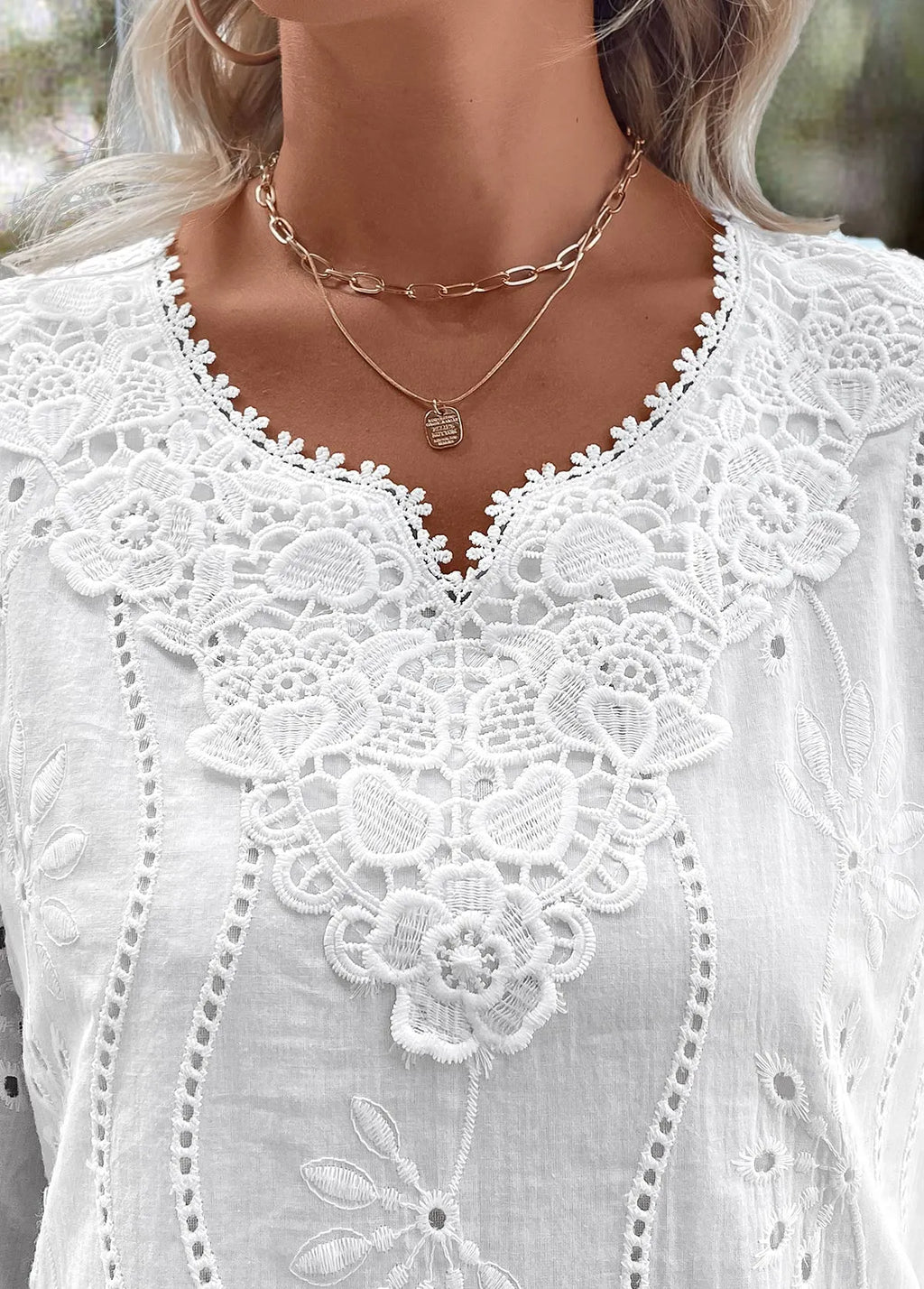 Elishara | Blouse brodée avec décolleté en V en dentelle