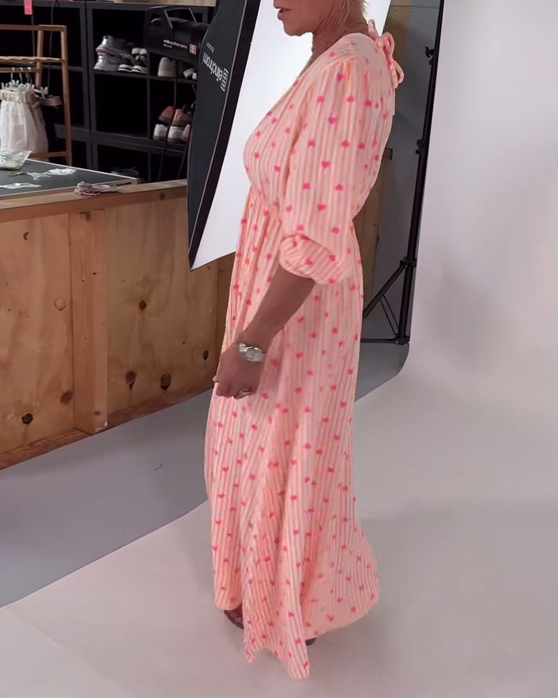 Robe élégante à imprimé cœur et décolleté en V