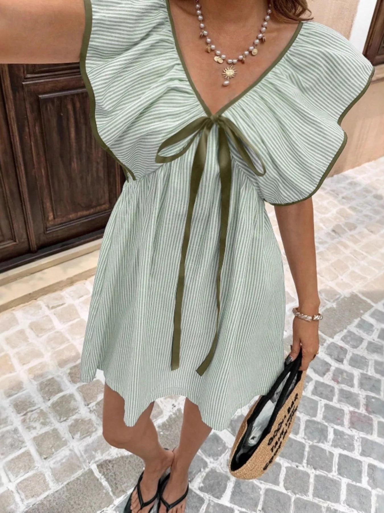 Robe mini rayée pour femmes avec des manches volantées