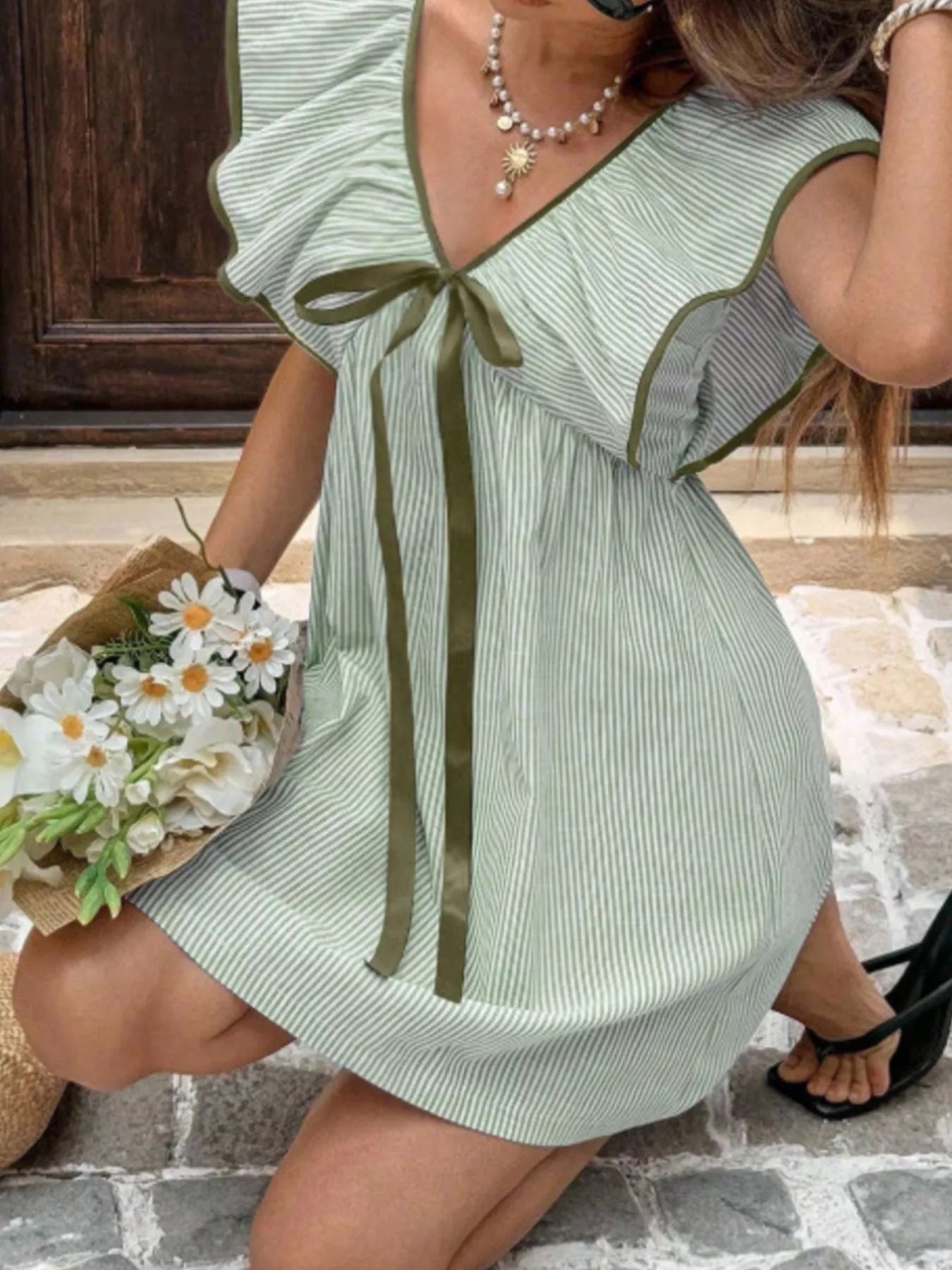 Robe mini rayée pour femmes avec des manches volantées
