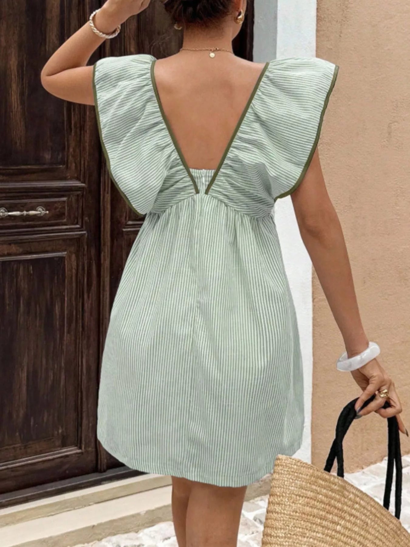 Robe mini rayée pour femmes avec des manches volantées
