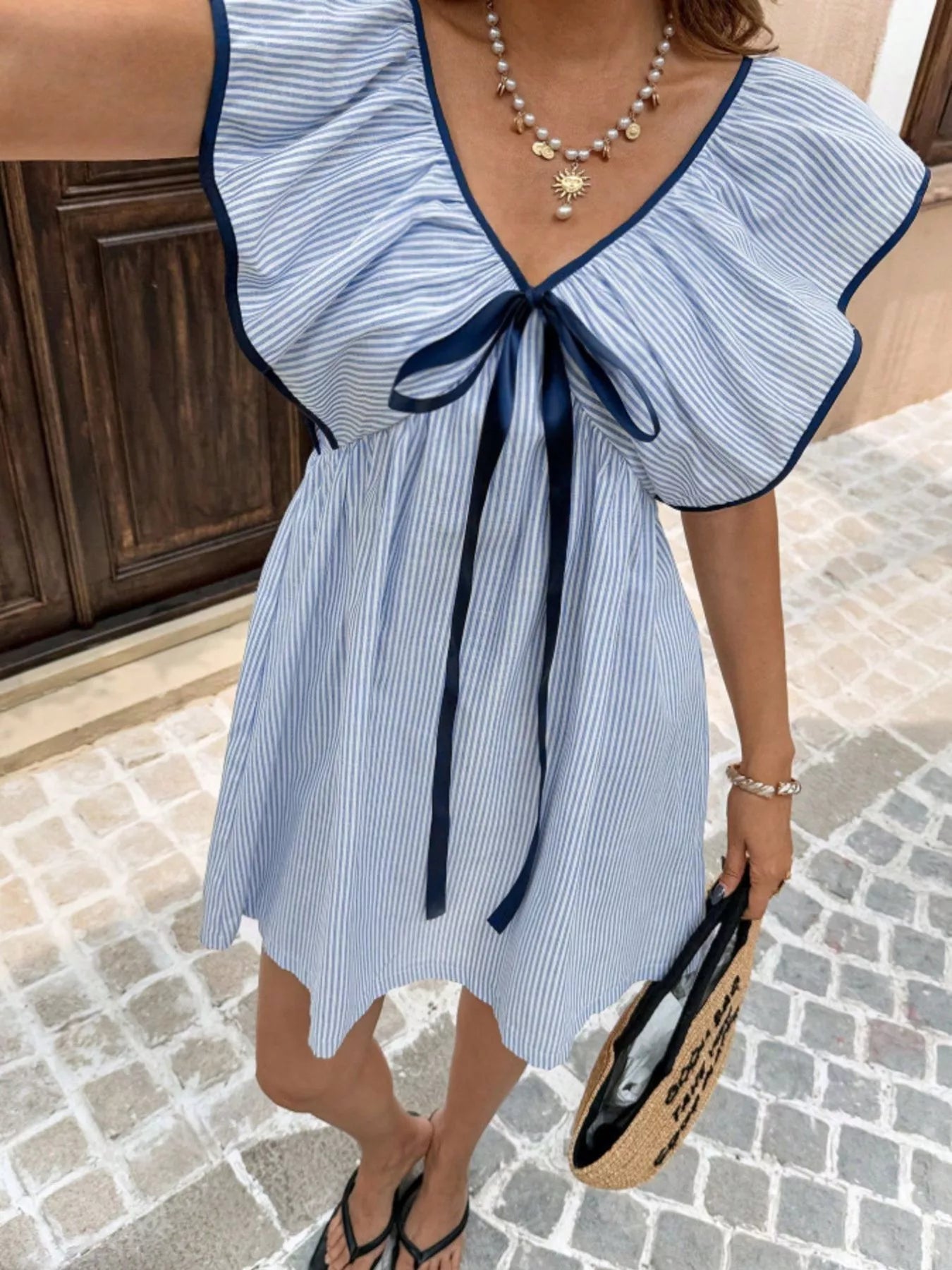 Robe mini rayée pour femmes avec des manches volantées