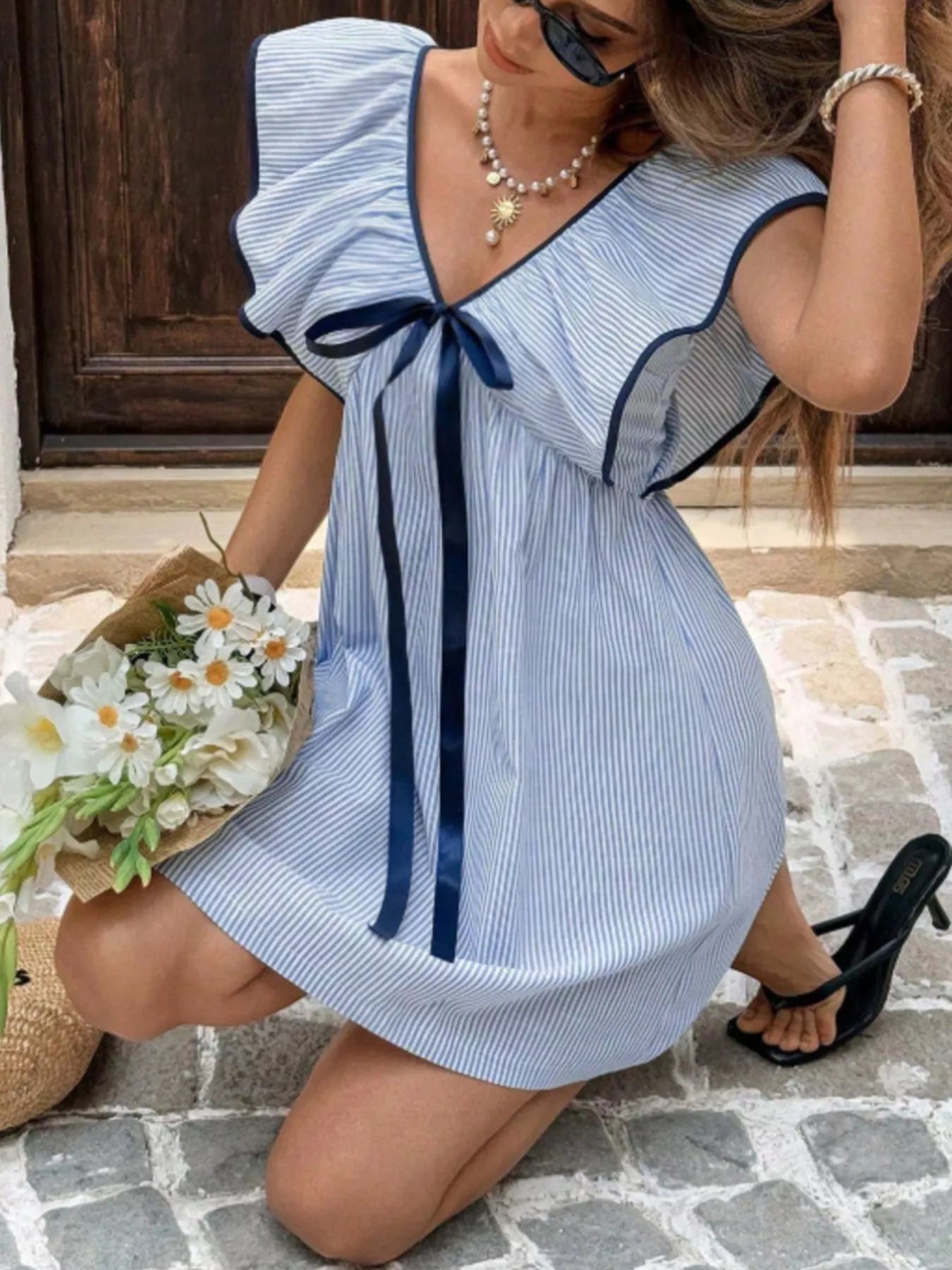 Robe mini rayée pour femmes avec des manches volantées