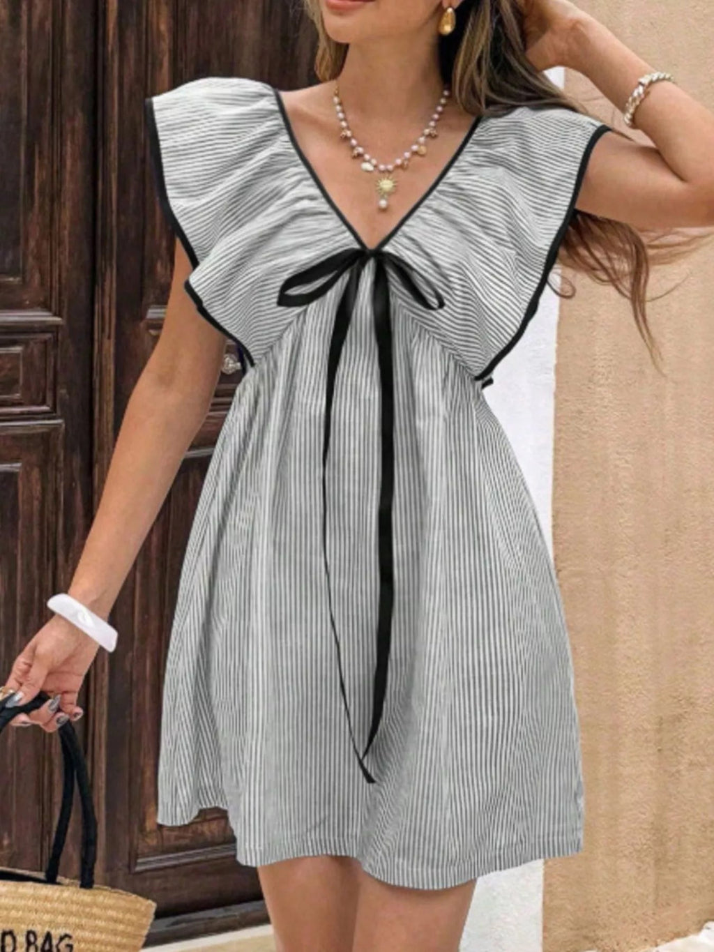Robe mini rayée pour femmes avec des manches volantées