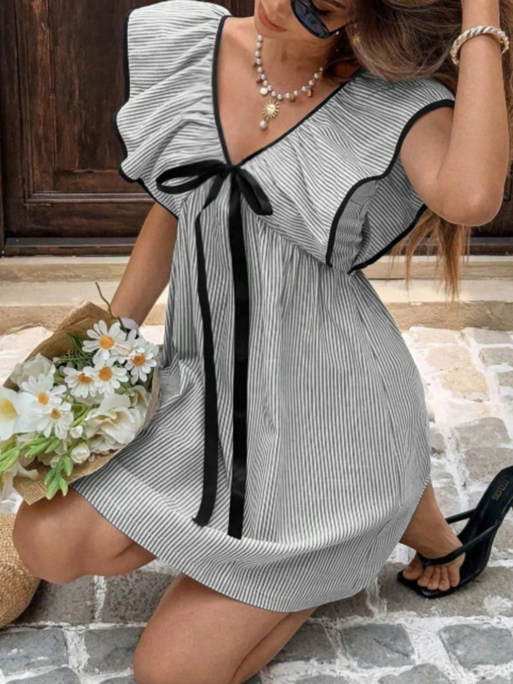 Robe mini rayée pour femmes avec des manches volantées