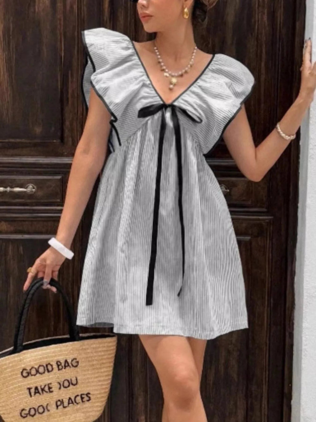 Robe mini rayée pour femmes avec des manches volantées