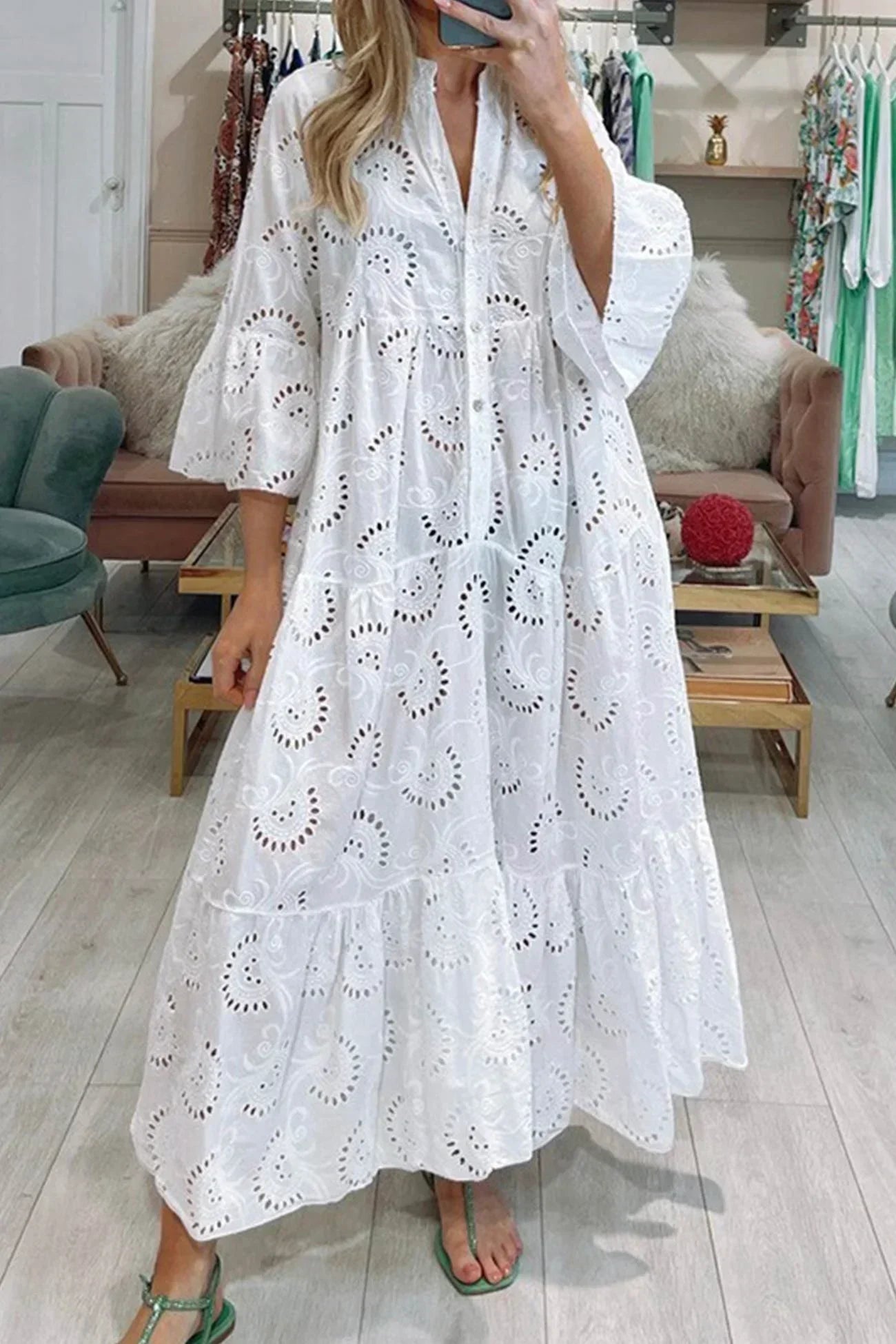 Cordelia | Robe d'été avec motif ajouré et décolleté en V