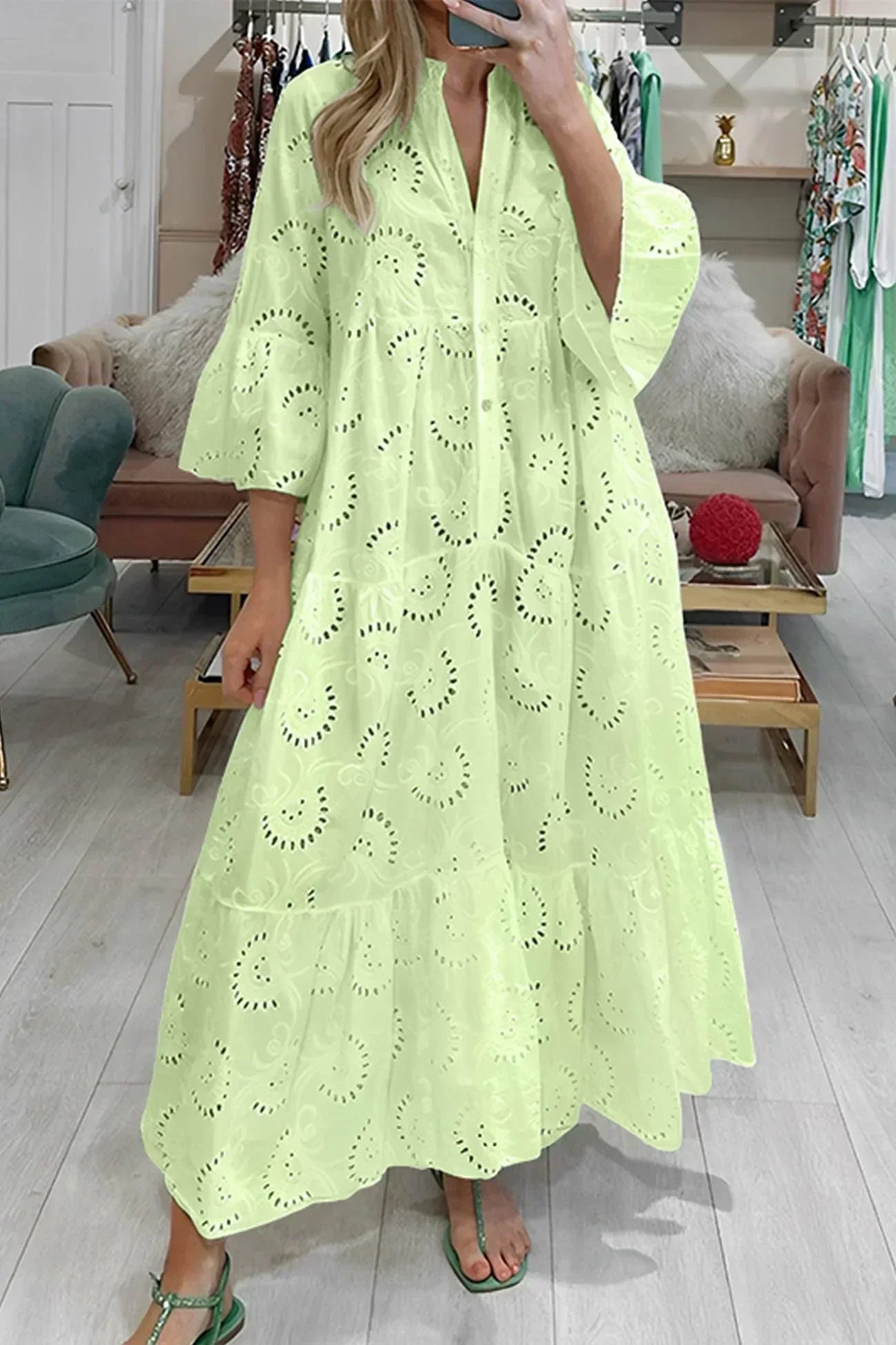 Cordelia | Robe d'été avec motif ajouré et décolleté en V